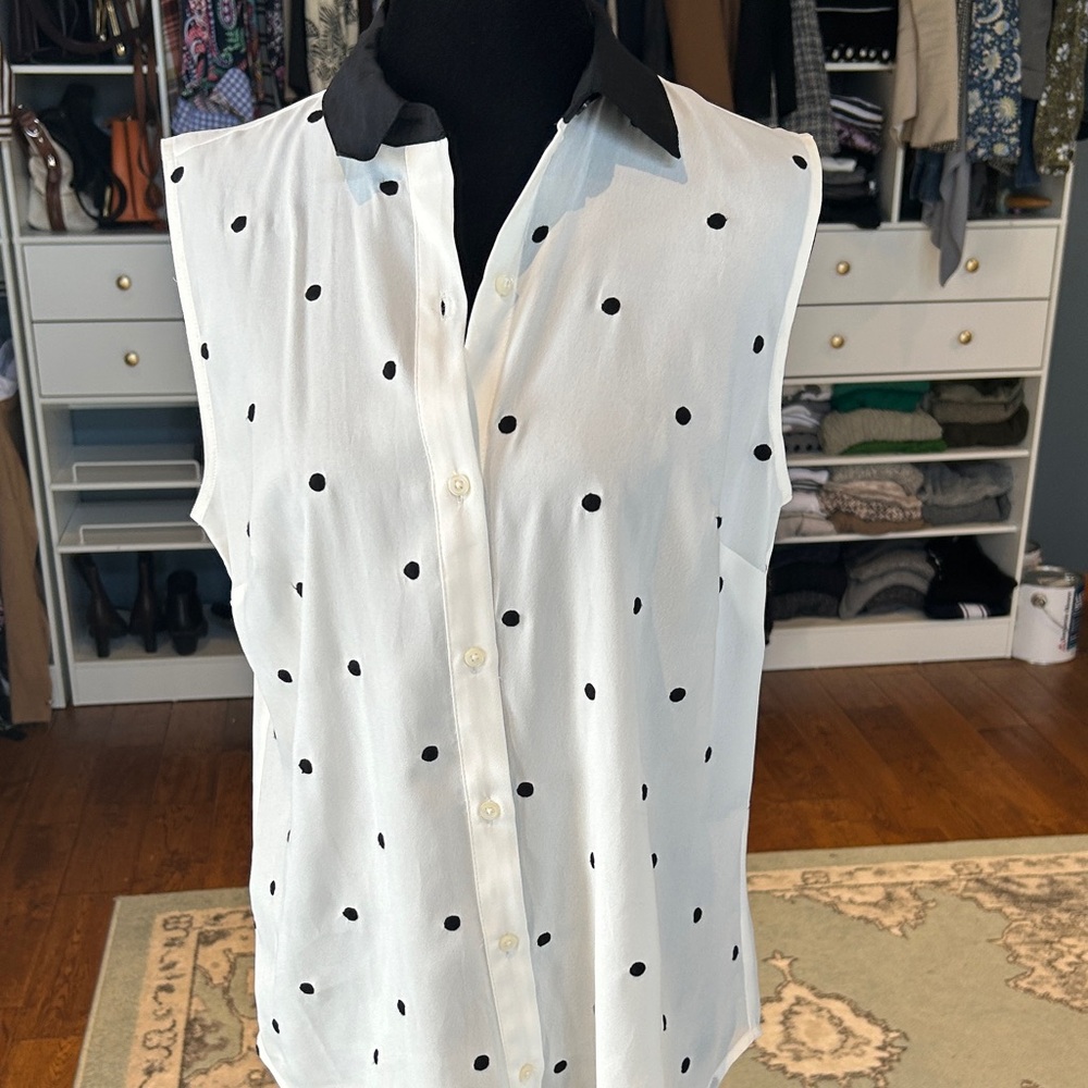 Ann Taylor White Sleeveless Polka Dot Button-Up Blouse with Black Collar